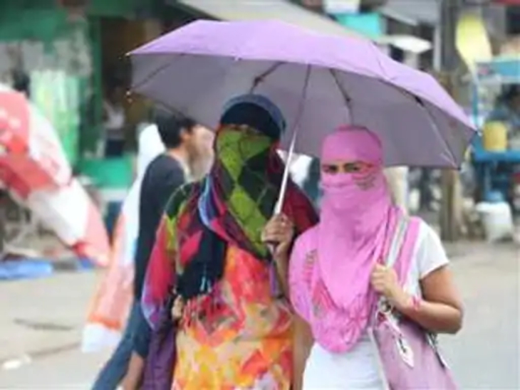 धूप से बचने चेहरा ढंककर निकल रहे लोग।