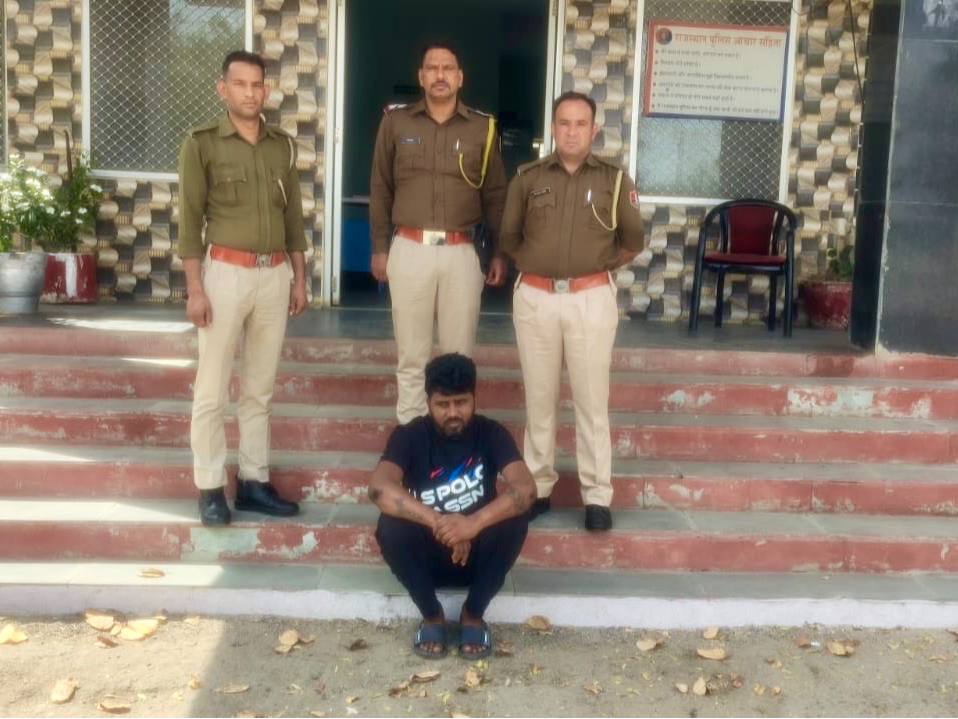 पुलिस गिरफ्त में आरोपी। - Dainik Bhaskar