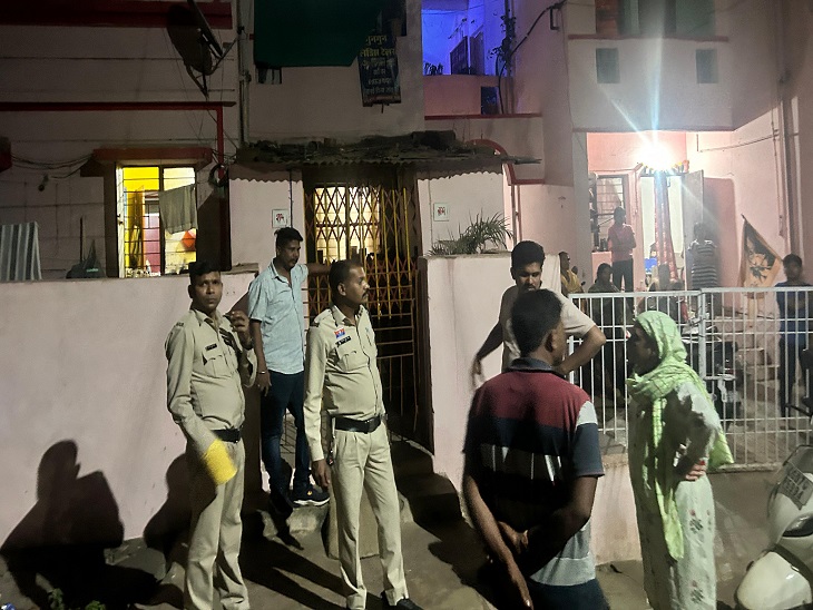 कुत्ते को बचाने में पत्रकार को पीटा - Dainik Bhaskar