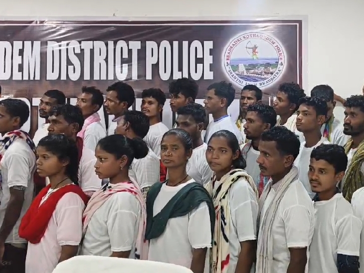 64 माओवादियों ने किया सरेंडर