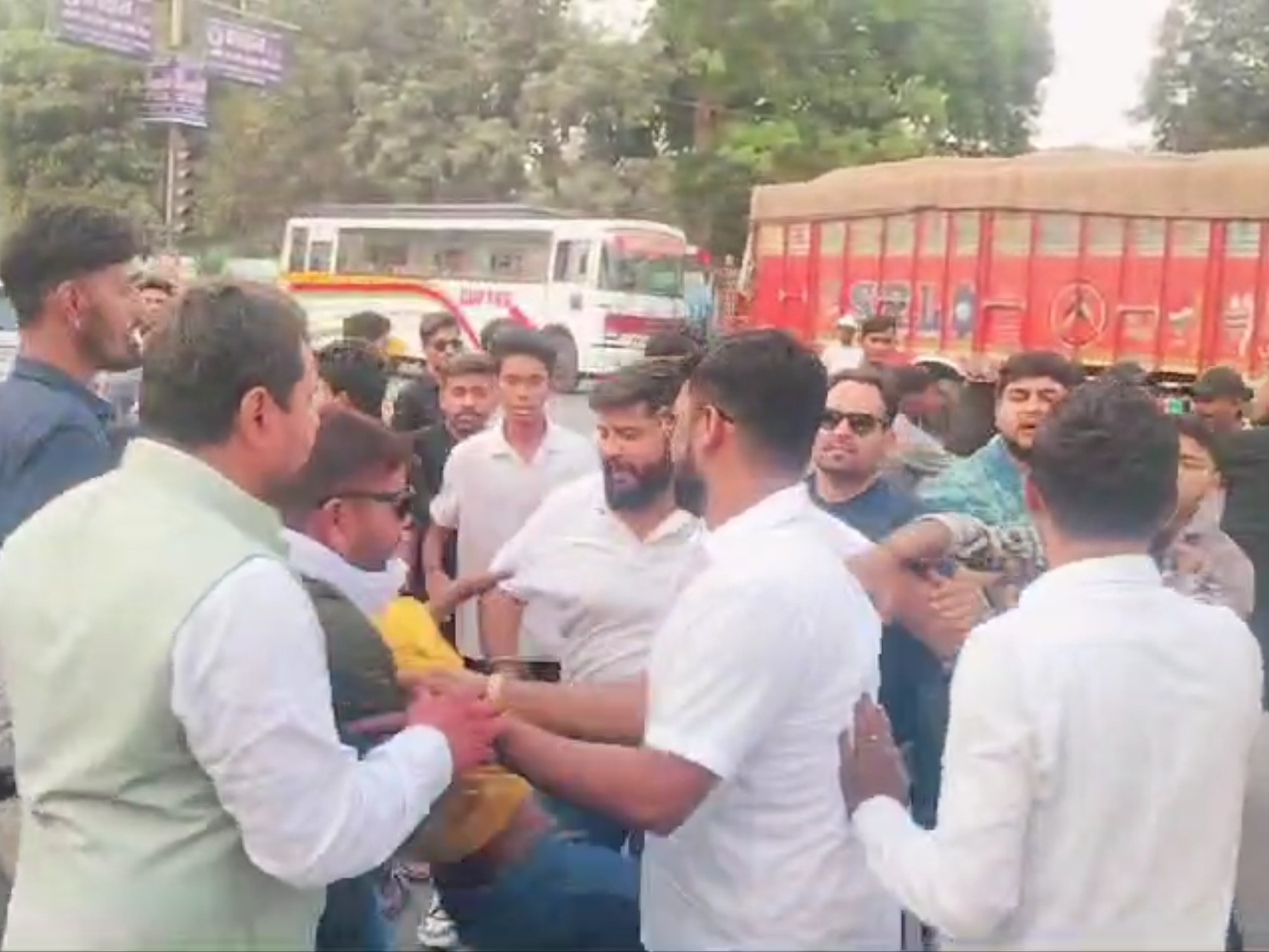 अंबिकापुर में भूपेश बघेल के स्वागत के दौरान युवक कांग्रेस कार्यकर्ताओं में भिड़ंत - Dainik Bhaskar