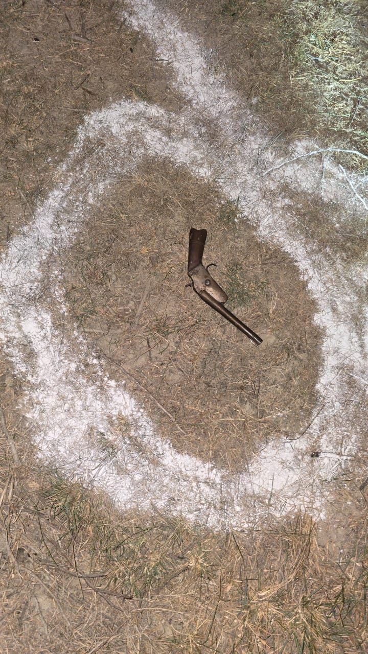 मुठभेड़ स्थल पर मौजूद लखनऊ पुलिस की टीम, मौके से बरामद अवैध तमंचा और कारतूस दिखाते हुए। आरोपी ने गिरफ्तारी से बचने के लिए पुलिस पर फायरिंग की थी।