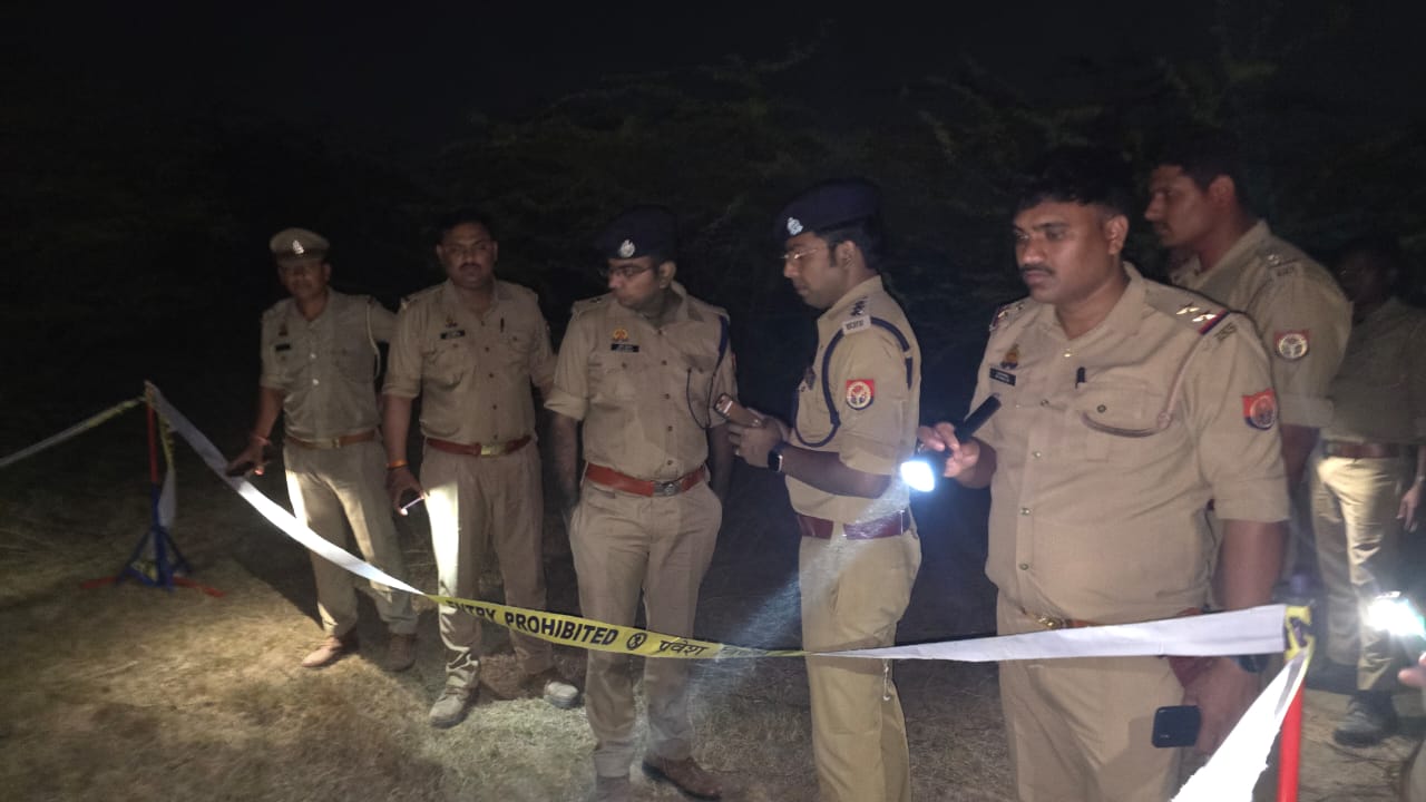 डीसीपी निपुण अग्रवाल और एडीसीपी अमित कुमावत घटनास्थल पर जांच करते हुए।