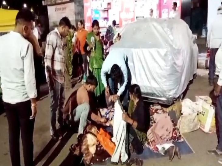 एक प्रसूता को परिजन ने सड़क पर ही लेटा दिया।