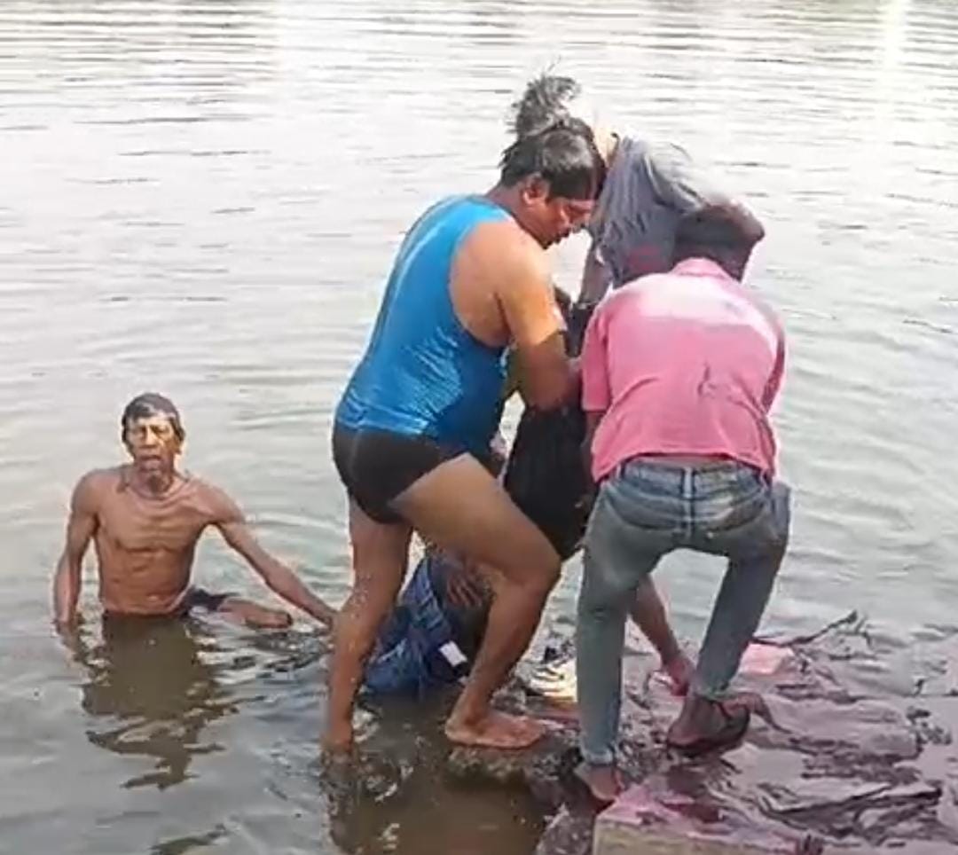 A young man drowned in the river while bathing and died