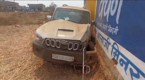 High speed Scorpio collided with the wall, vehicle got damaged