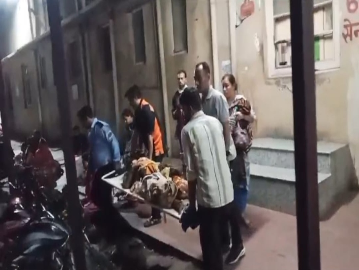 महिला मरीजों को स्ट्रेचर पर लादकर परिजन बाहर की तरफ भागे।