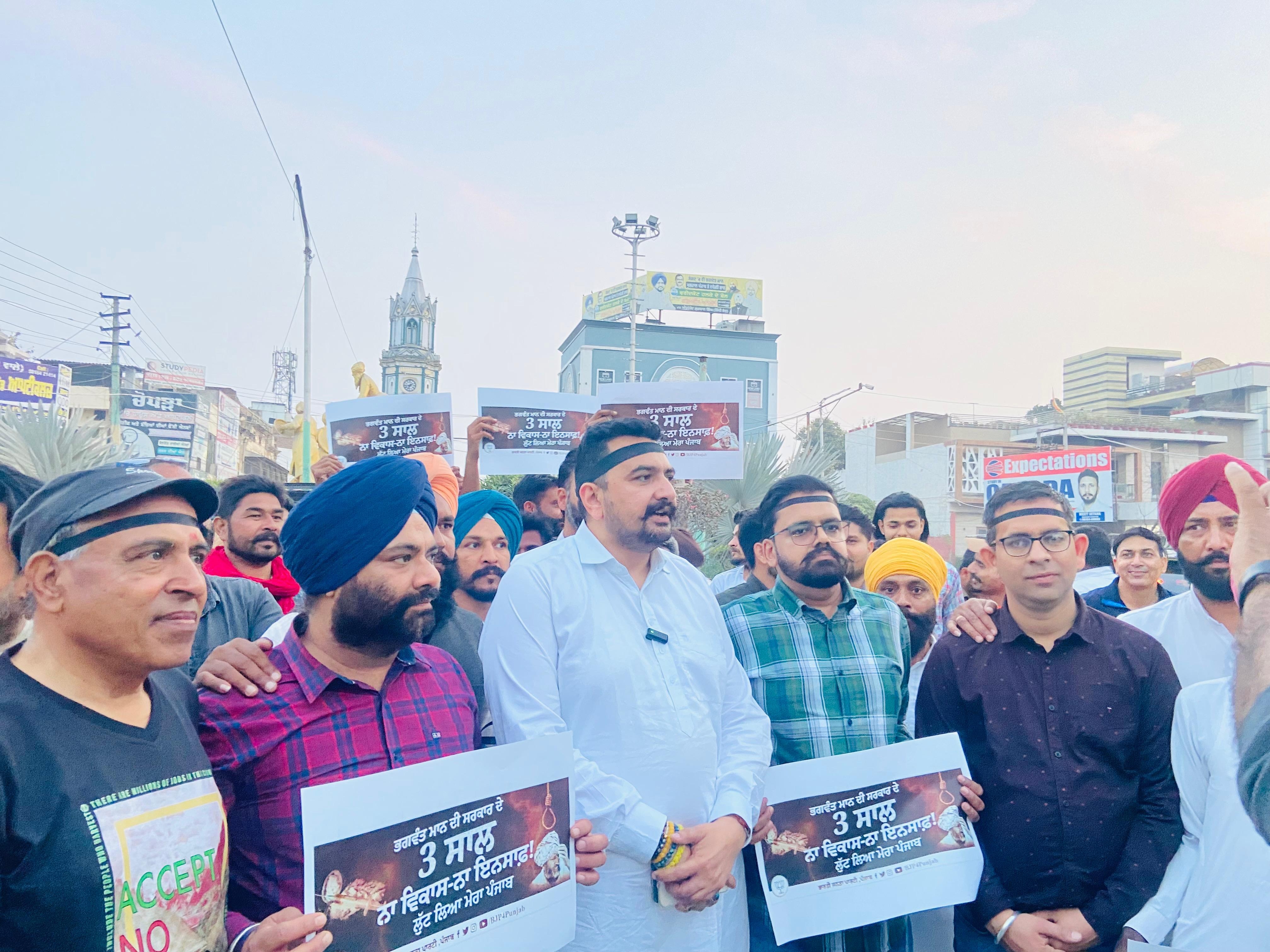 ਭਾਜਪਾ ਦੇ ਰਾਸ਼ਟਰਪਤੀ ਪ੍ਰਧਾਨ ਗੌਰਵ ਕੱਕਰ ਅਤੇ ਹੋਰ ਆਗੂ ਵਿਰੋਧ ਪ੍ਰਦਰਸ਼ਨ ਕਰ ਰਹੇ ਹਨ.