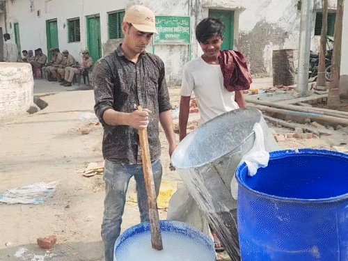 ਮਜ਼ਦੂਰ ਮਸਜਿਦ ਨੂੰ ਰੰਗਣ ਲਈ ਪੇਂਟ ਕਰਦੇ ਵੇਖੇ ਜਾਂਦੇ ਸਨ.