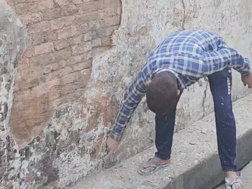 ਮਸਜਿਦ ਦੀਆਂ ਬਾਹਰੀ ਕੰਧਾਂ ਨੂੰ ਮਰਨ ਤੋਂ ਪਹਿਲਾਂ ਸਾਫ ਕਰ ਦਿੱਤਾ ਗਿਆ ਸੀ.