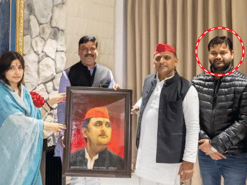 शक्ति हाइट्स अपार्टमेंट के मालिक शक्ति सिंह की तस्वीरें सोशल मीडिया पर सपा सुप्रीमो अखिलेश यादव, पार्टी से बागी MLA राकेश प्रताप सिंह और पूर्व मंत्री पवन पांडेय के साथ हैं। - Dainik Bhaskar