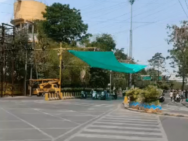 रविवार को इंदौर के लैंटर्न चौराहे पर वाहन चालकों को गर्मी से बचाने के लिए ग्रीन नेट लगाई गई। - Dainik Bhaskar