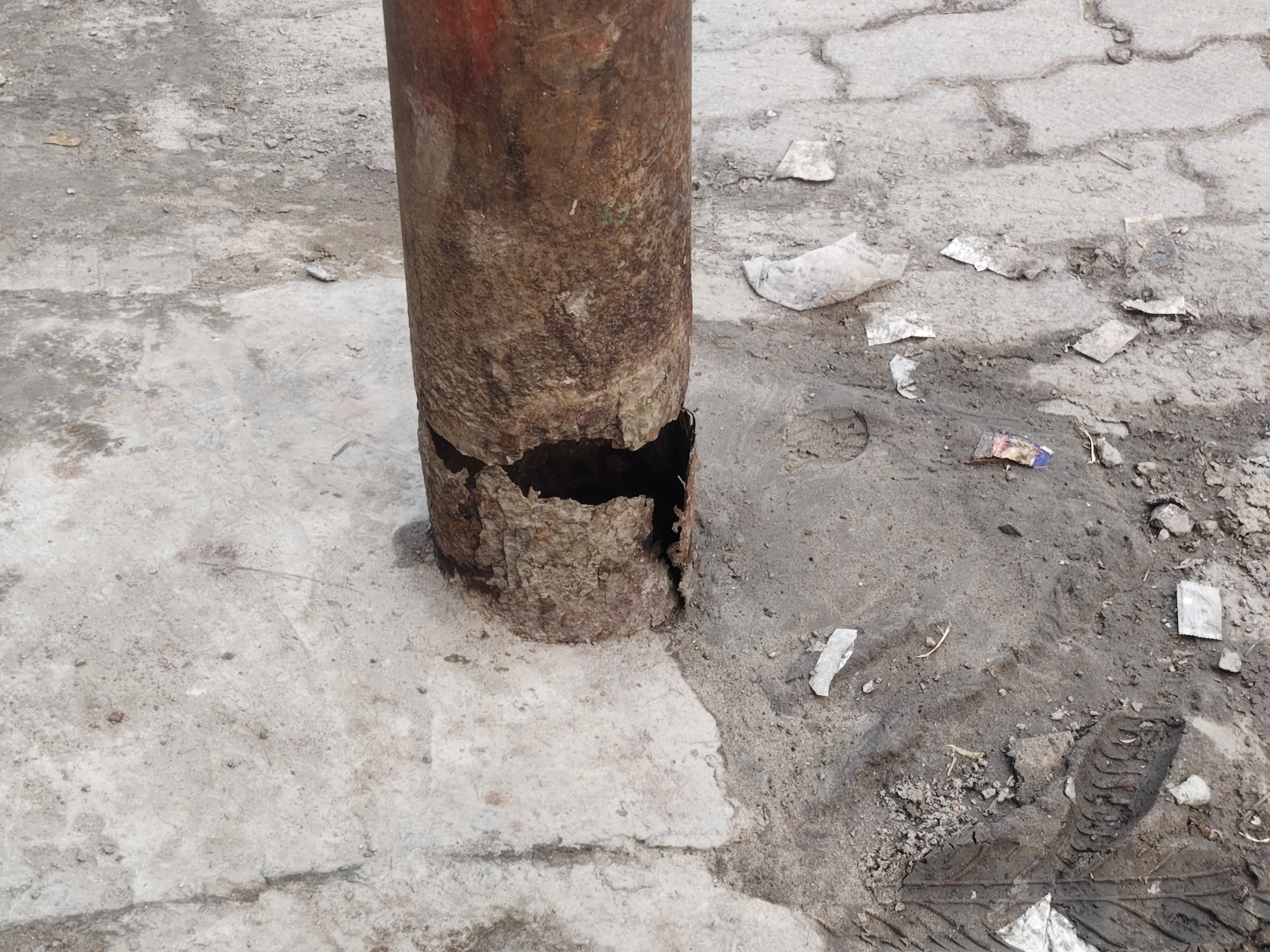 Dangerous electricity pole poses a threat | जर्जर बिजली का पोल बना खतरा ...