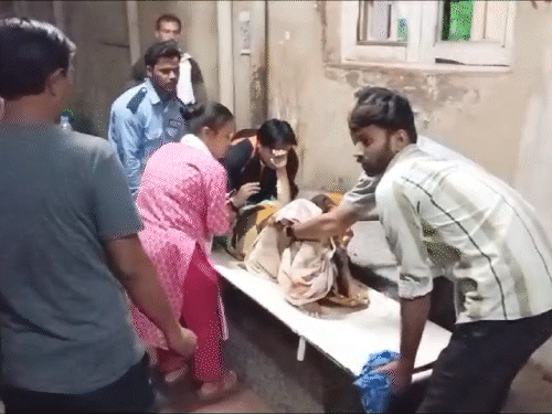 अटेंडर और वार्ड बॉय ने मिलकर मरीजों को बाहर निकाला।
