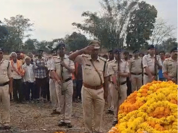 ਏਐਸਆਈ ਨੂੰ ਪੁਲਿਸ ਵਾਲਿਆਂ ਦੁਆਰਾ ਸਨਮਾਨਿਤ ਕਰਨ ਲਈ ਦਿੱਤਾ ਗਿਆ ਸੀ.