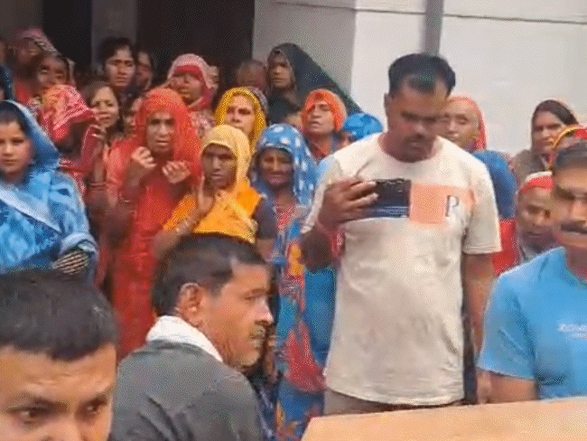 ਐੱਸੀ ਦਾ ਲਾਸ਼ ਐਤਵਾਰ ਦੁਪਹਿਰ ਸਤਨਾ ਜ਼ਿਲ੍ਹੇ ਨੂੰ ਸਤਨਾ ਜ਼ਿਲ੍ਹੇ ਵਿੱਚ ਗ੍ਰਹਿ ਪਿੰਡ ਪਾਵੀਆ ਪਹੁੰਚੀਆਂ.