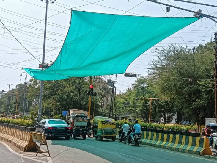 रविवार को लैंटर्न चौराहे पर गर्मी से राहत के लिए सिग्नल पर ग्रीन नेट लगाई गई है।