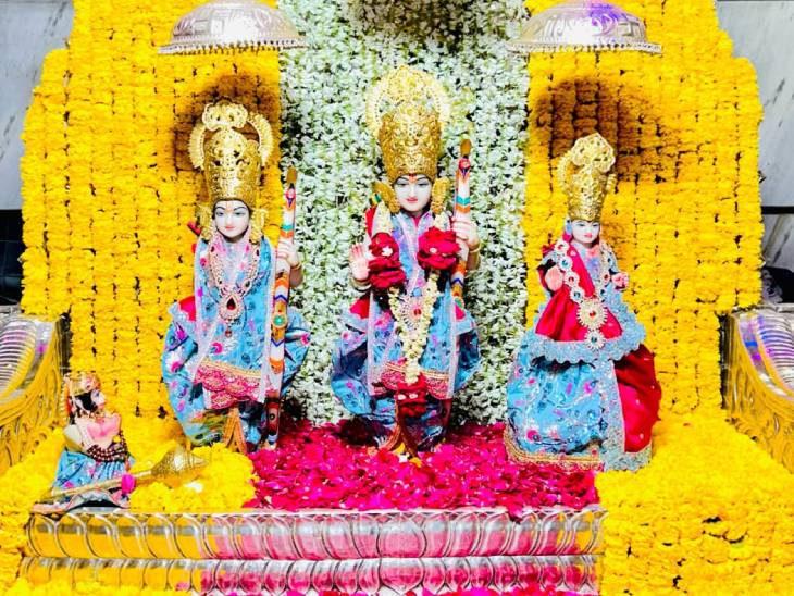 मंदिर परिसर में रामदरबार।