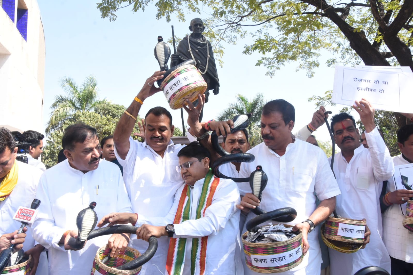 सत्र के दूसरे दिन कांग्रेस विधायक प्लास्टिक के सांप लेकर विधानसभा पहुंचे थे।