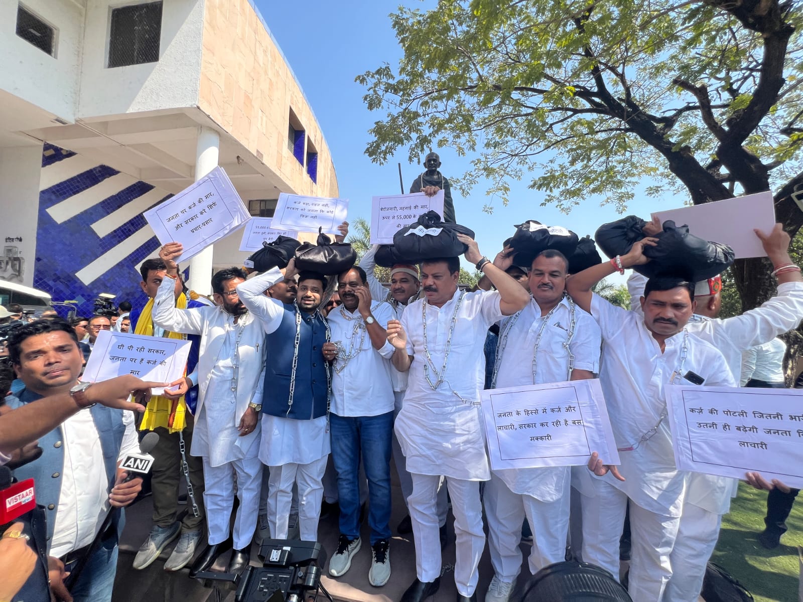 सत्र के तीसरे दिन कांग्रेस विधायकों ने जंजीरें लगाकर और काली गठरी लेकर प्रदर्शन किया था।