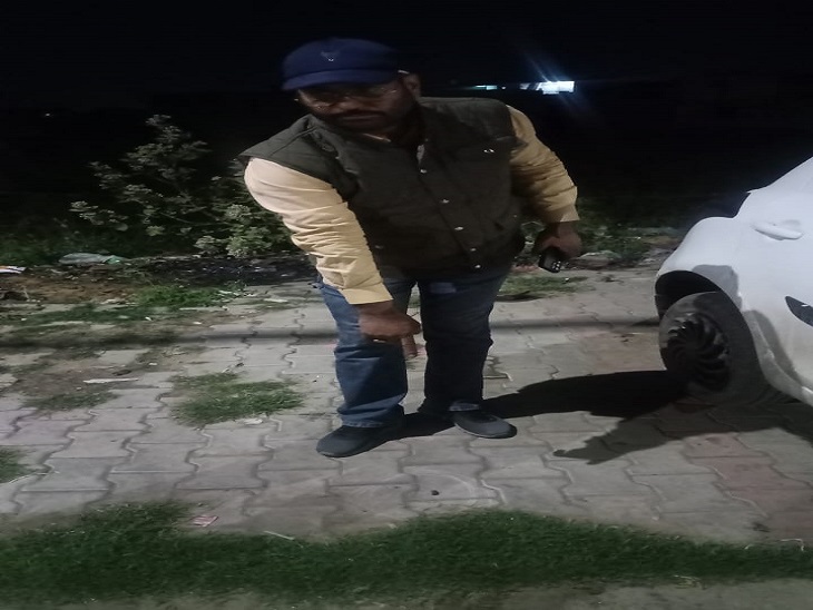 पुलिस अधिकारी जानकारी देते हुए।