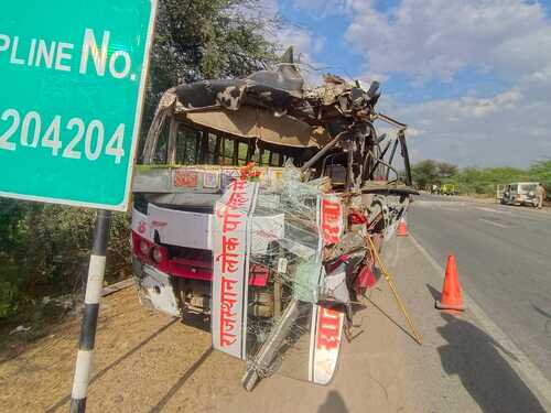 तस्वीर, लोक परिवहन बस की है। जो पीछे से ट्रेलर में भिड़ी थी। बस का आगे का हिस्सा पूरी तरह डैमेज हो गया है।