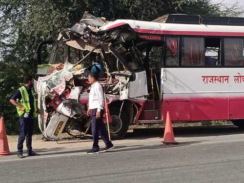 केबिन में सवारियां बैठी थी, इसमें से कुछ लोग नीचे उतरने के लिए खड़ी थीं।