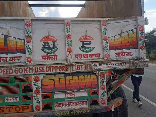 तस्वीर उस ट्रेलर की है जो सड़क पर खड़ा था।