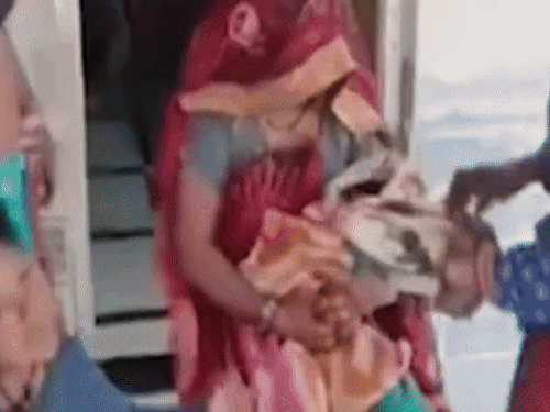 हॉस्पिटल से मां- बेटी घर आई तो परिवार के सदस्यों ने उनका स्वागत किया था।