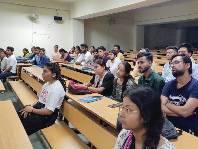 स्टूडेंट्स बोले- सही से जारी हो रिजल्ट।