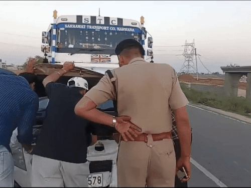 सूचना के बाद मौके पर पहुंचकर मामले की जांच करती पुलिस।