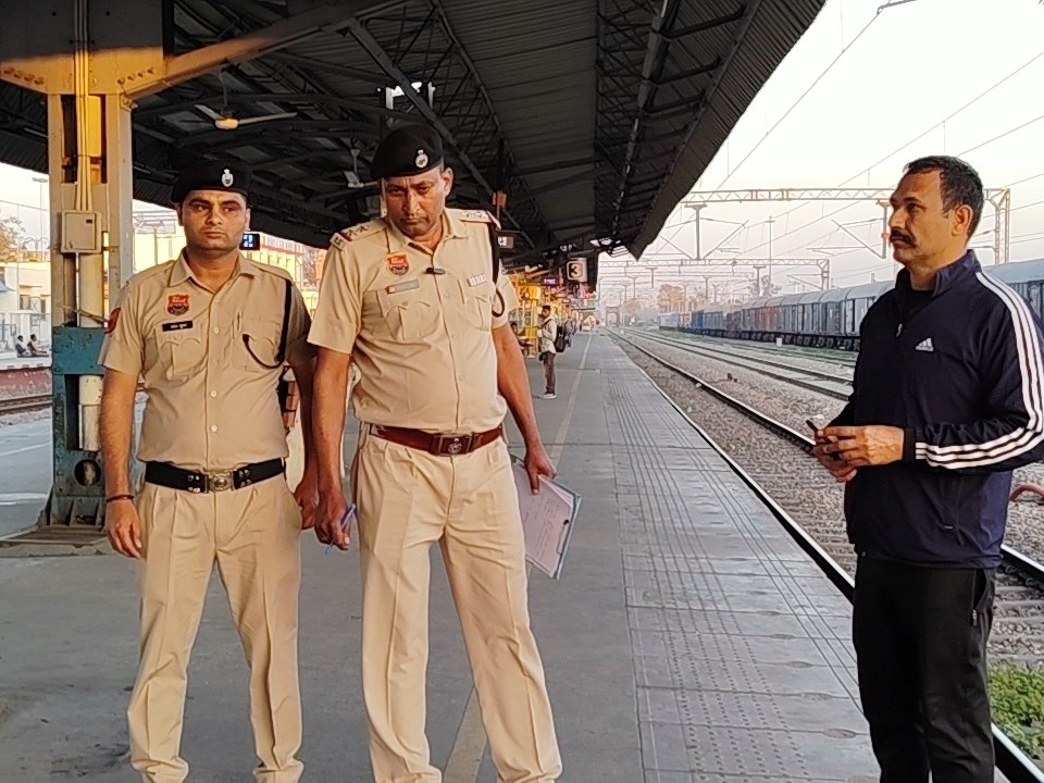 हादसे के बाद रेलवे स्टेशन पर पहुंची पुलिस।