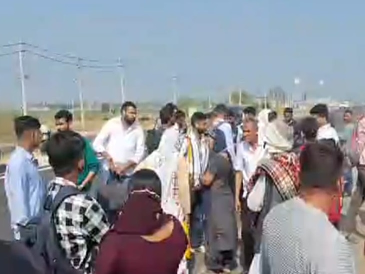 हादसे के बाद बस से उतरे यात्री।