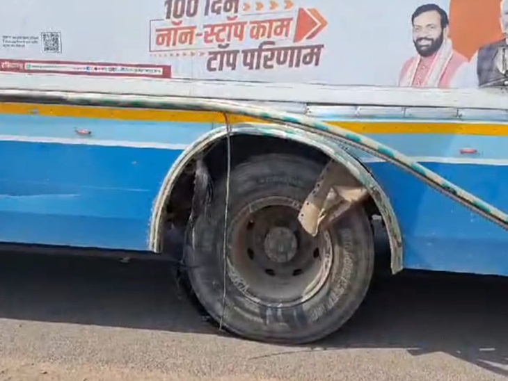 बस का फटा हुआ टायर।