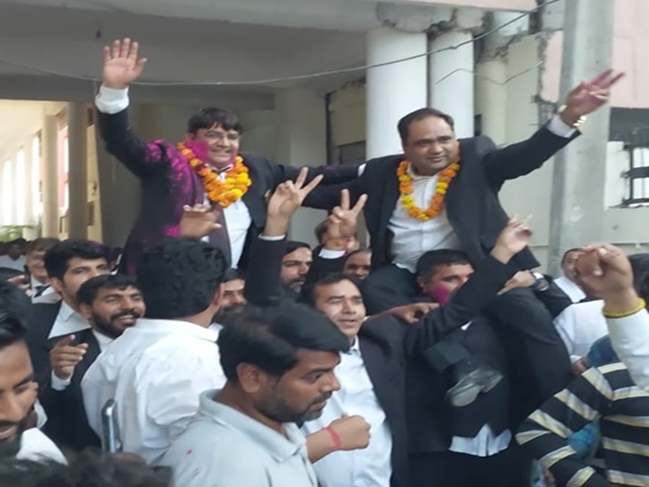 ਵਕੀਲ ਚੋਣ ਜਿੱਤ ਕੇ ਕਰਤਨ ਦੀਪੋਕ ਹੁੱਡਾ ਨਾਲ ਮੋ ers ਿਆਂ 'ਤੇ ਉਠਾਏ ਗਏ ਸਨ.