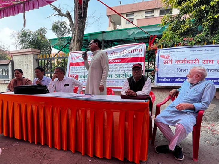 डीसी ऑफिस के बाहर जन असेंबली में संबोधित करते कर्मचारी नेता।