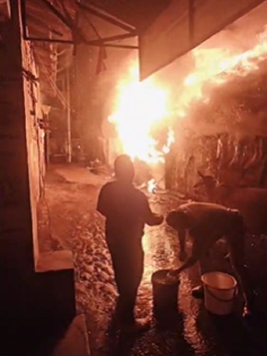 आग लगने के बाद उसे बुझाने के प्रयास करते व्यापारी