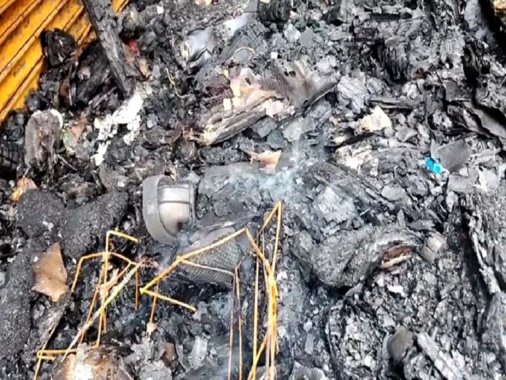 आग लगने से दुकानों का सामान जला