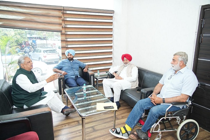 ਪੰਜਾਬ ਕਾਂਗਰਸ ਹੈਡ ਪਾਰਟੀ ਦੇ ਸੀਨੀਅਰ ਨੇਤਾਵਾਂ ਨੂੰ ਮੀਟਿੰਗ ਕਰਦਿਆਂ.