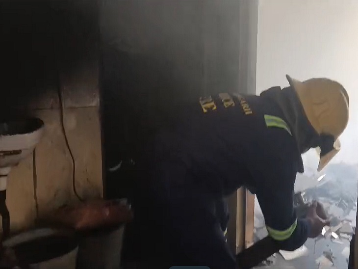 तालपुरी में आग को बुझाते फायर मैन - Dainik Bhaskar