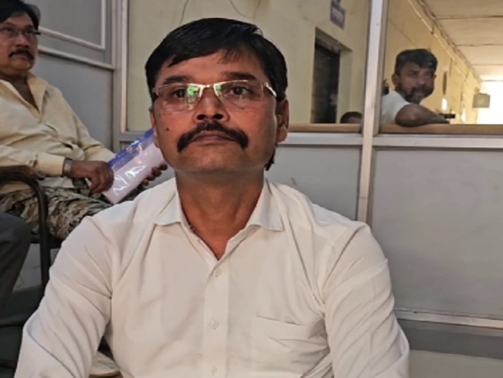 निगम कमिश्नर कार्यालय में धरने पर बैठे पार्षद लालचंद वर्मा - Dainik Bhaskar