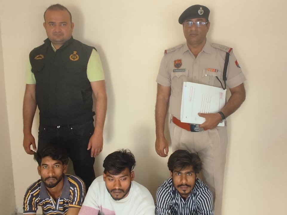 फरीदाबाद पुलिस की गिरफ्त में तीनों आरोपी।