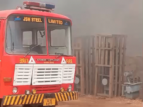 मौके पर 5 से ज्यादा फायर ब्रिगेड की गाड़ियां पहुंची हैं, जो आग बुझाने में जुटी हैं।