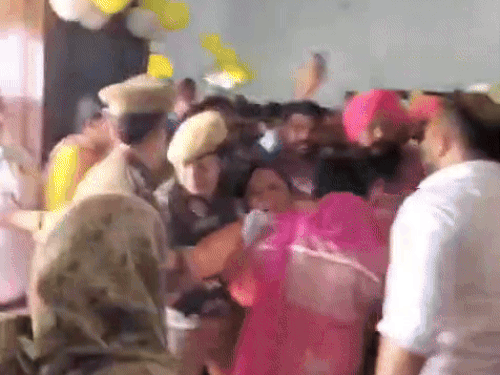 हैबोवाल में दंगा पीड़ित सीएम मान और अरविंद केजरीवाल के खिलाफ रोष जाहिर करते हुए।