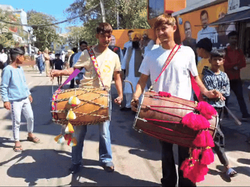 आज उन्होंने जवाहर नगर कैंप और हैबोवाल के इलाकों का दौरा किया। कार्यकर्ताओं ने ढोल की थाप पर मान और केजरीवाल का स्वागत किया। मान और केजरीवाल ने लोगों से मुलाकात की और उनकी समस्याएं सुनीं।