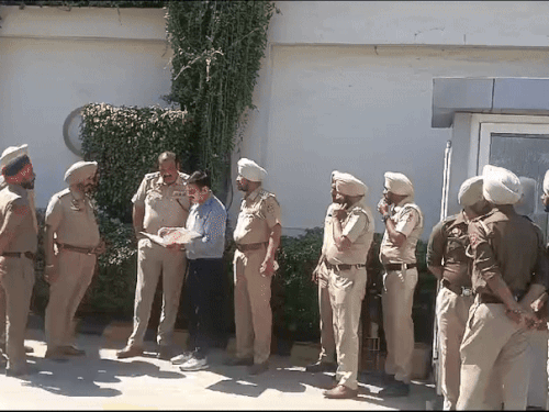 होटल रेडिसन के बाहर पुलिस अधिकारी सुरक्षा के इंतजाम चैक करते हुए।