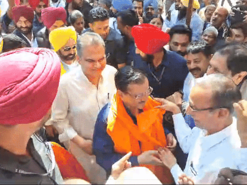 आम आदमी पार्टी के सुप्रीमो अरविंद केजरीवाल और पंजाब के मुख्यमंत्री भगवंत सिंह मान को सिरोपा पहनाते जवाहर नगर इलाके के लोग।