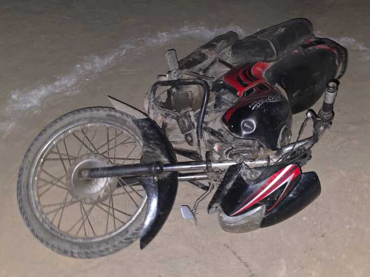 दोनों आरोपी इसी बाइक से जंगल की तरफ भाग रहे थे।