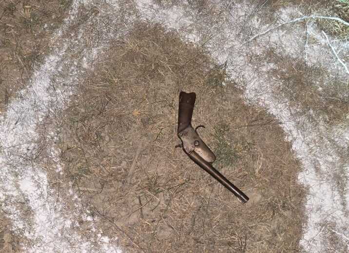 आरोपी के पास तमंचा बरामद हुआ है।