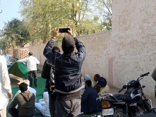 टंकी के नीचे भी बड़ी संख्या में खाताधारक मौजूद हैं।